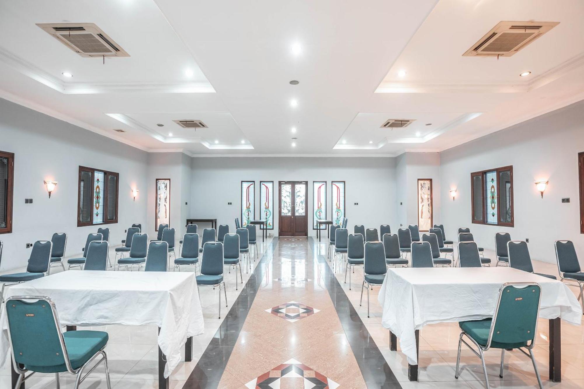Super Oyo 686 Bunga Karang Hotel Bekasi Exterior foto