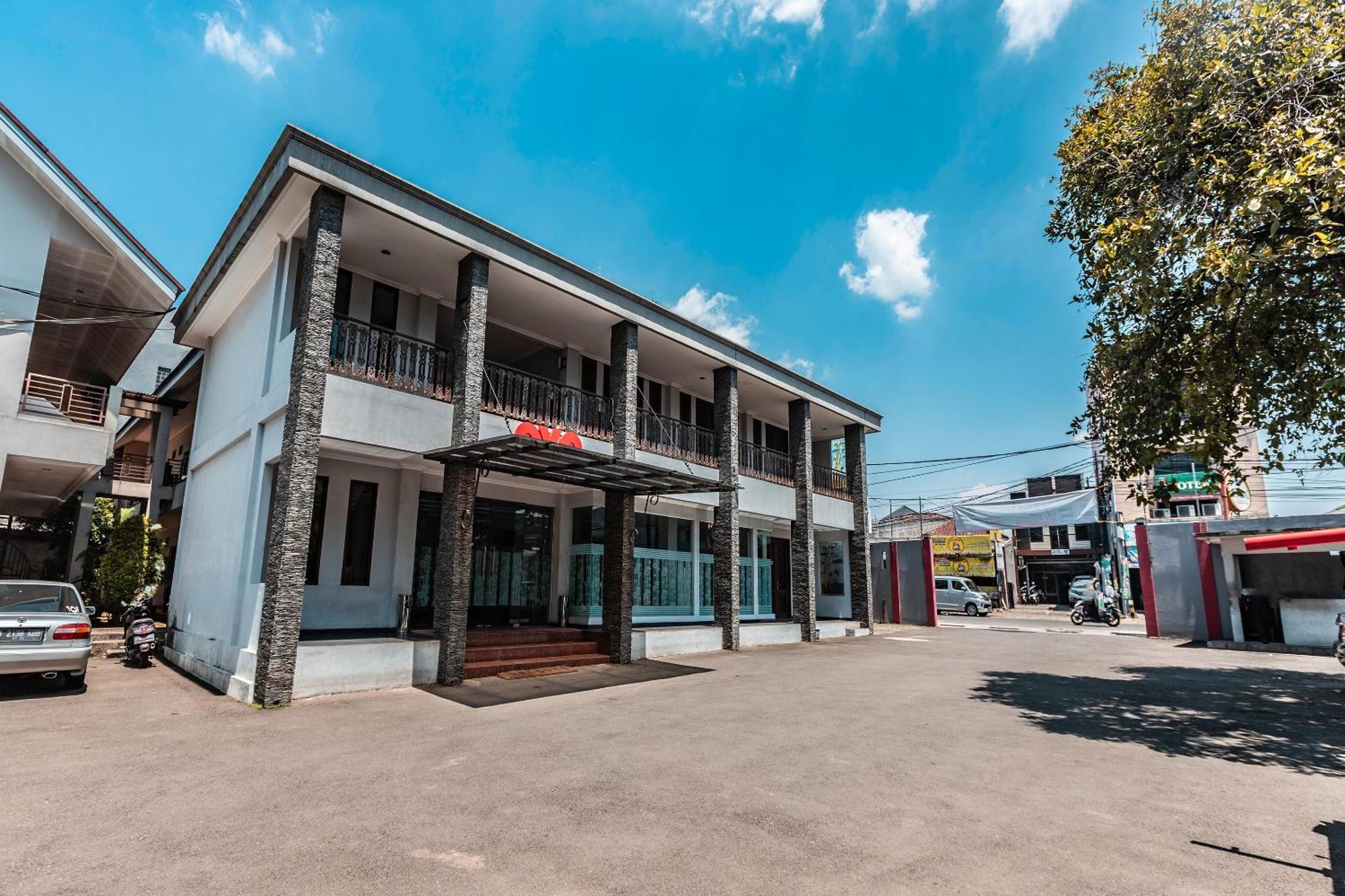 Super Oyo 686 Bunga Karang Hotel Bekasi Exterior foto