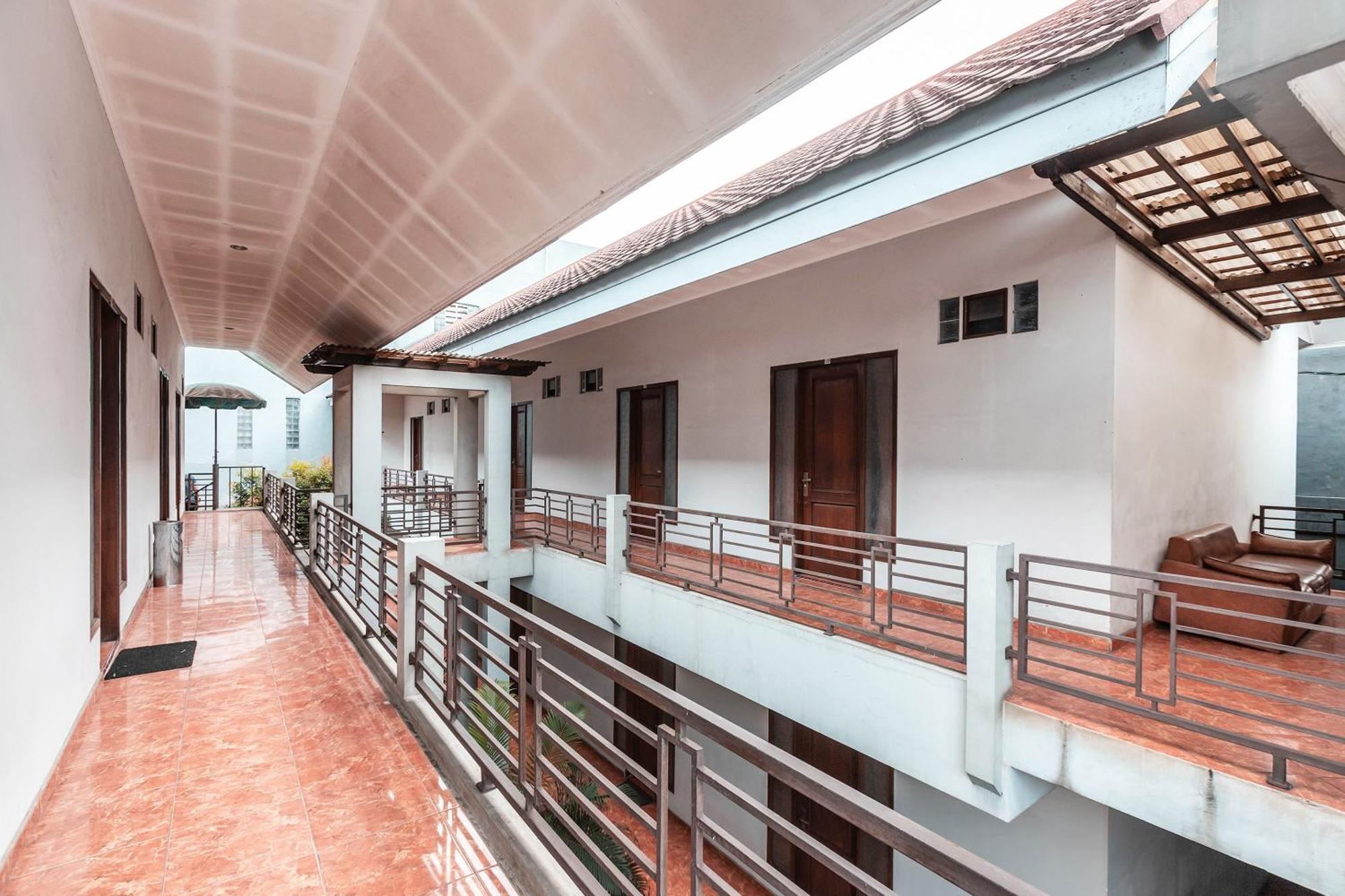 Super Oyo 686 Bunga Karang Hotel Bekasi Exterior foto